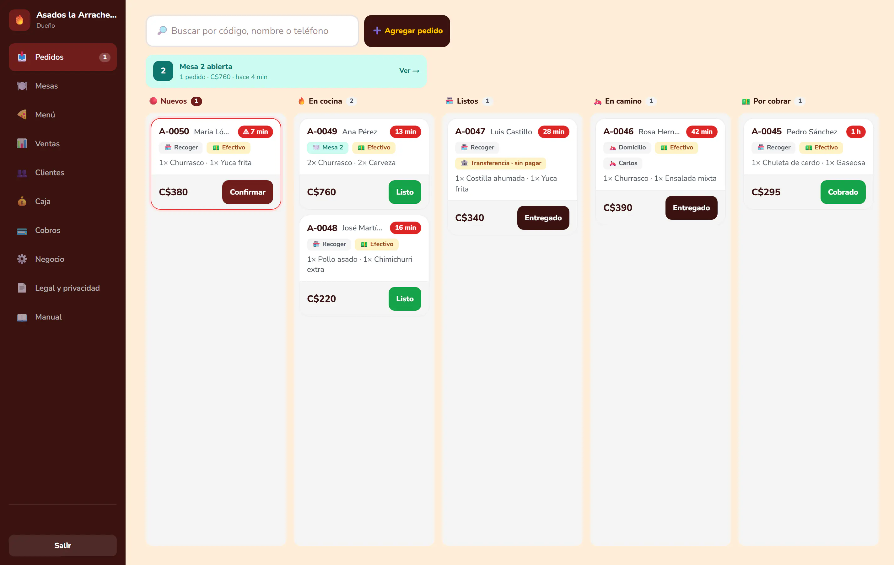 Tablero de pedidos de MiPedido en la computadora, en columnas: Nuevos, En cocina, Listos, En camino y Por cobrar, con el cliente, los productos y el total de cada pedido